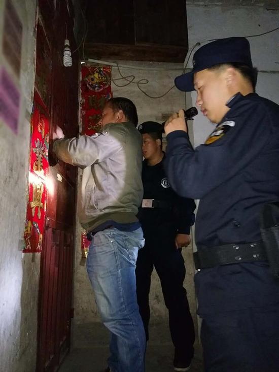 沈阳粗心妈妈误将幼女锁家中 民警全城寻开锁师傅开门